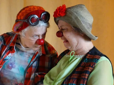 Participants costumés lors d’une activité artistique conviviale