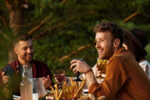 Moment convivial partagé autour d’un repas en Dordogne