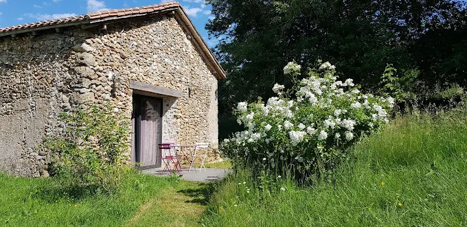 Petit gîte en pierre au calme en Dordogne
