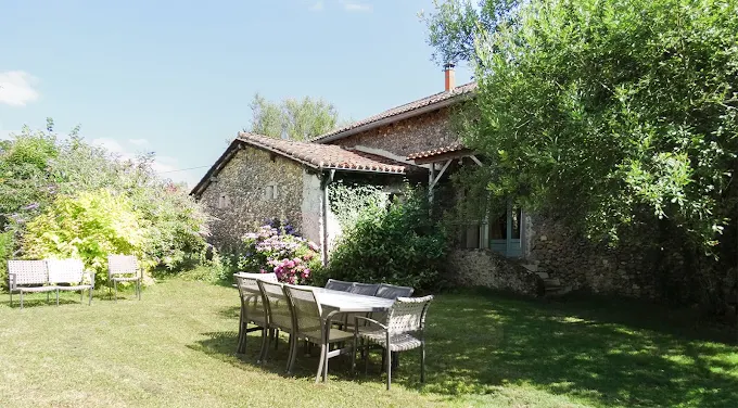 Jardin verdoyant autour de gîte en Dordogne