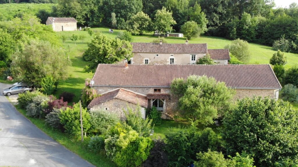 Vue aérienne de gîtes de la maison d'Aum en Dordogne