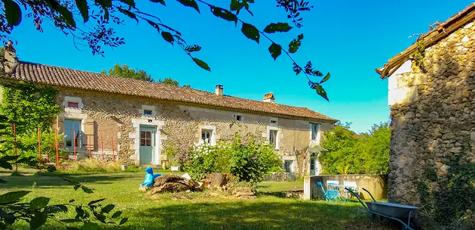 Maison périgourdine entourée de verdure