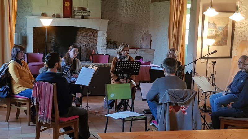 Répétition de chant en groupe lors d’un stage à la Maison d’Aum