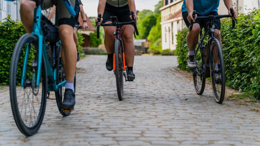 Cyclistes sur une piste cyclable du Périgord près de Périgueux