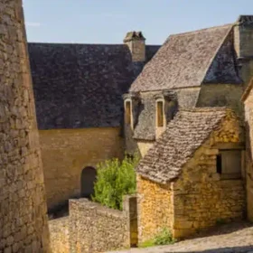 Bâtisse ancienne en pierre dans un village périgourdin
