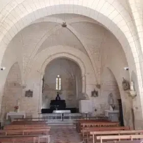 Intérieur d’église romane en Dordogne