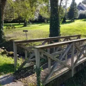 Passerelle en bois en pleine nature périgourdine