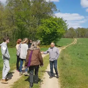 Groupe en randonnée sur les chemins de Dordogne