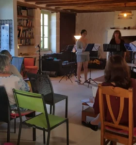 Stage Chant Pièce de vie spacieuse avec tables, chaises et lumière naturelle