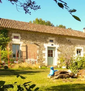 Stage Chant Bâtiment en pierre typique du Périgord entouré de verdure